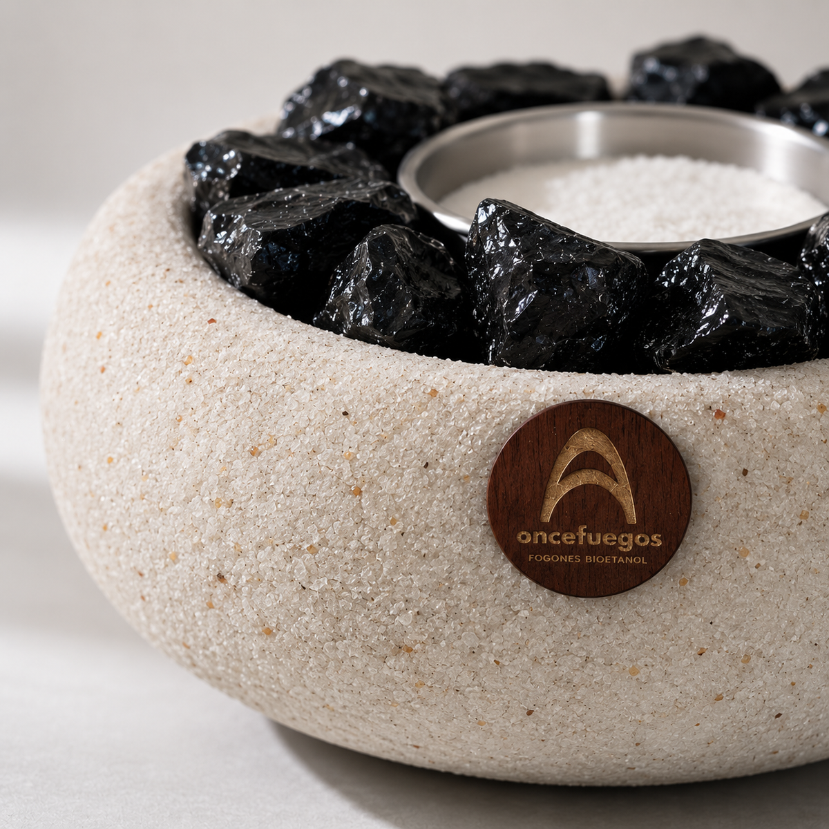 Detalle de la obsidiana negra, la textura del cuerpo y el logo de madera del Elquí Mediano Obsidiana
