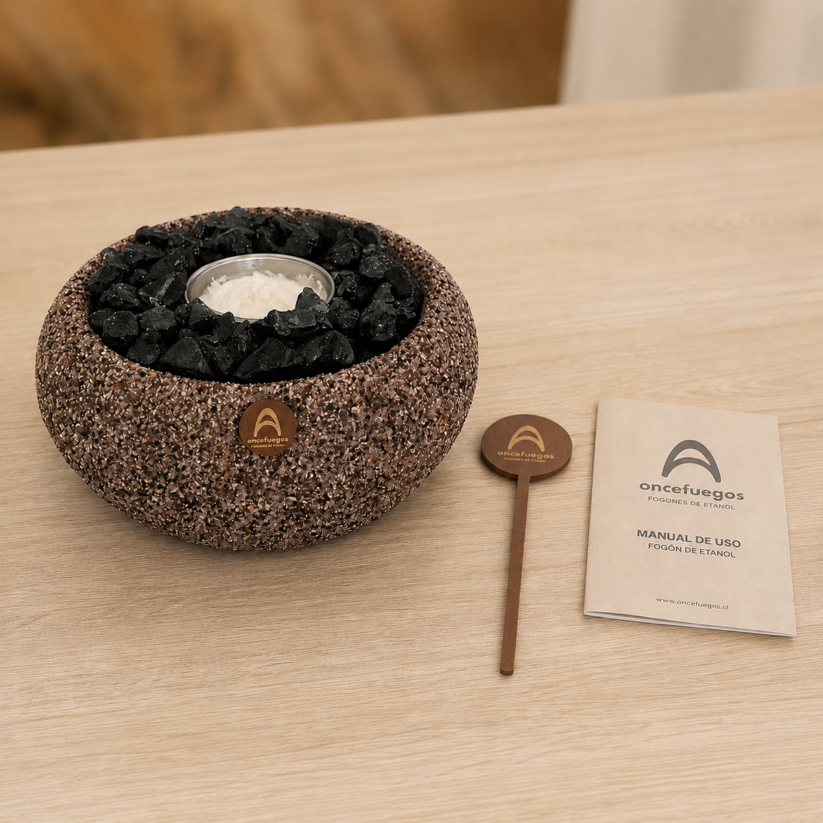 Costa Grande Terracota Obsidiana con el manual de uso y el ahogador de llama sobre una mesa clara