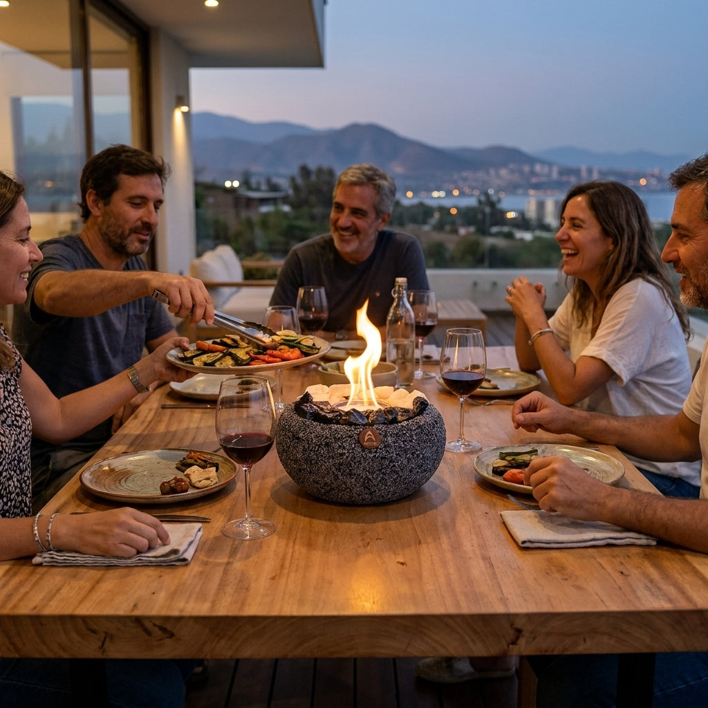 Grupo de amigos cenando con el Atacama Grande Cuarzo y Obsidiana al centro de la mesa