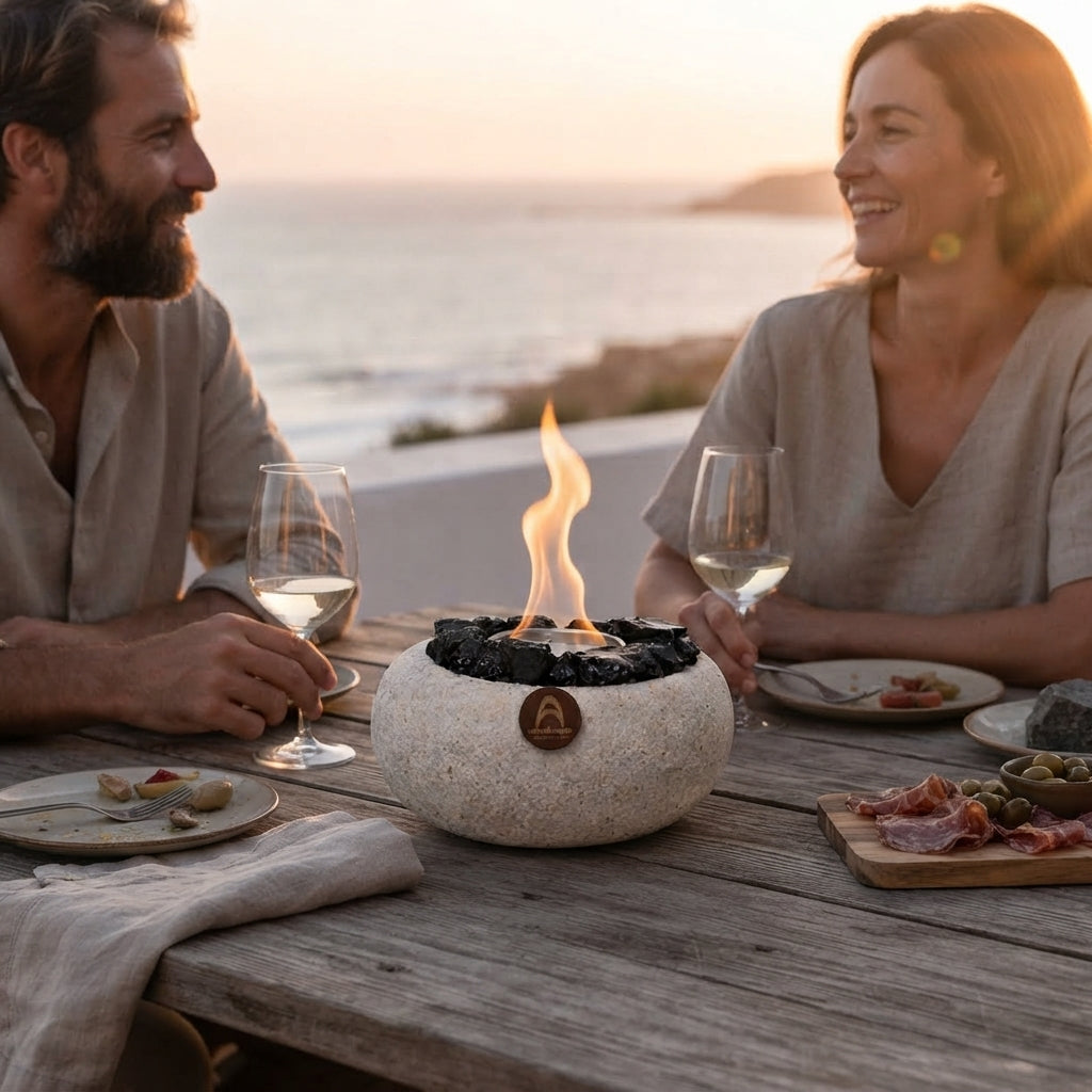 Pareja en una terraza frente al mar con un fogón Elquí Mediano encendido sobre la mesa